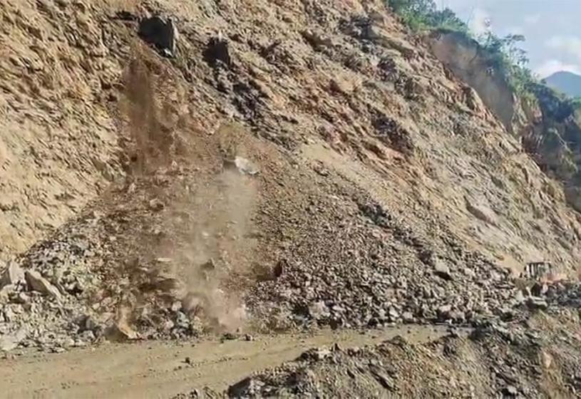 भाँडी खोला क्षेत्रस्थित मेची राजमार्ग अवरुद्ध